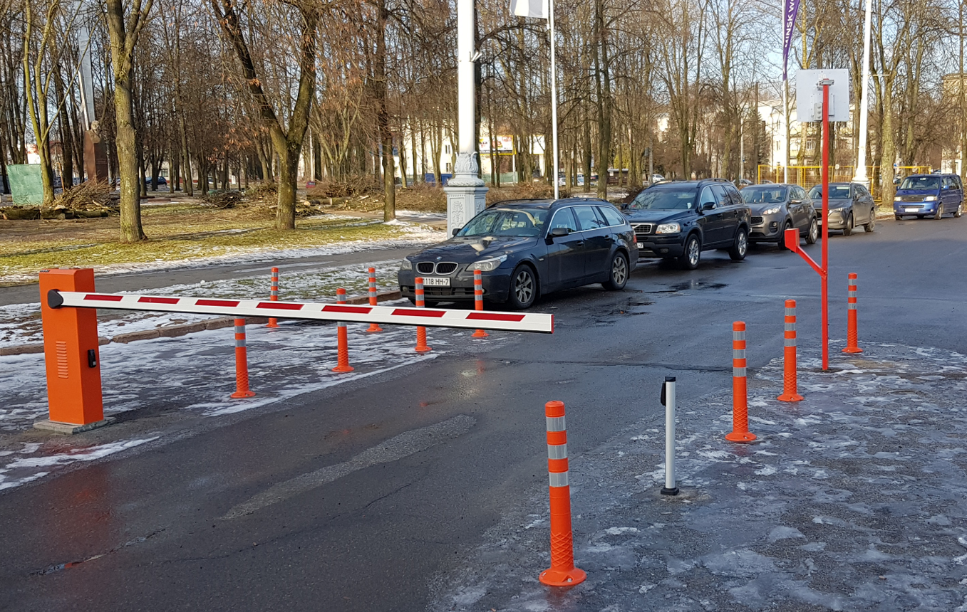 Шлагбаум во дворе. Шлагбаум с охраной во дворе. Киров Красноармейская 3 шлагбаум.. Наземное перекрытие въезда во двор. Во дворах перегораживают въезд металлическим шлагбаумом с замком.